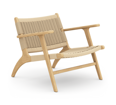 Låg loungestol i ljust trä med vävd sits och rygg i naturfärgat flet, frilagd på vit bakgrund.