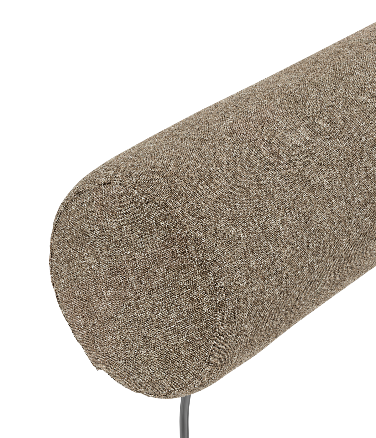 Närbild av cylindrisk nackkudde/bolster i brunmelerat tyg mot vit bakgrund.