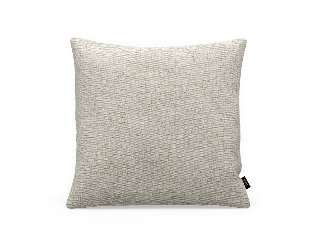 Beige kvadratisk prydnadskudde i stickad textur, frilagd mot vit bakgrund.