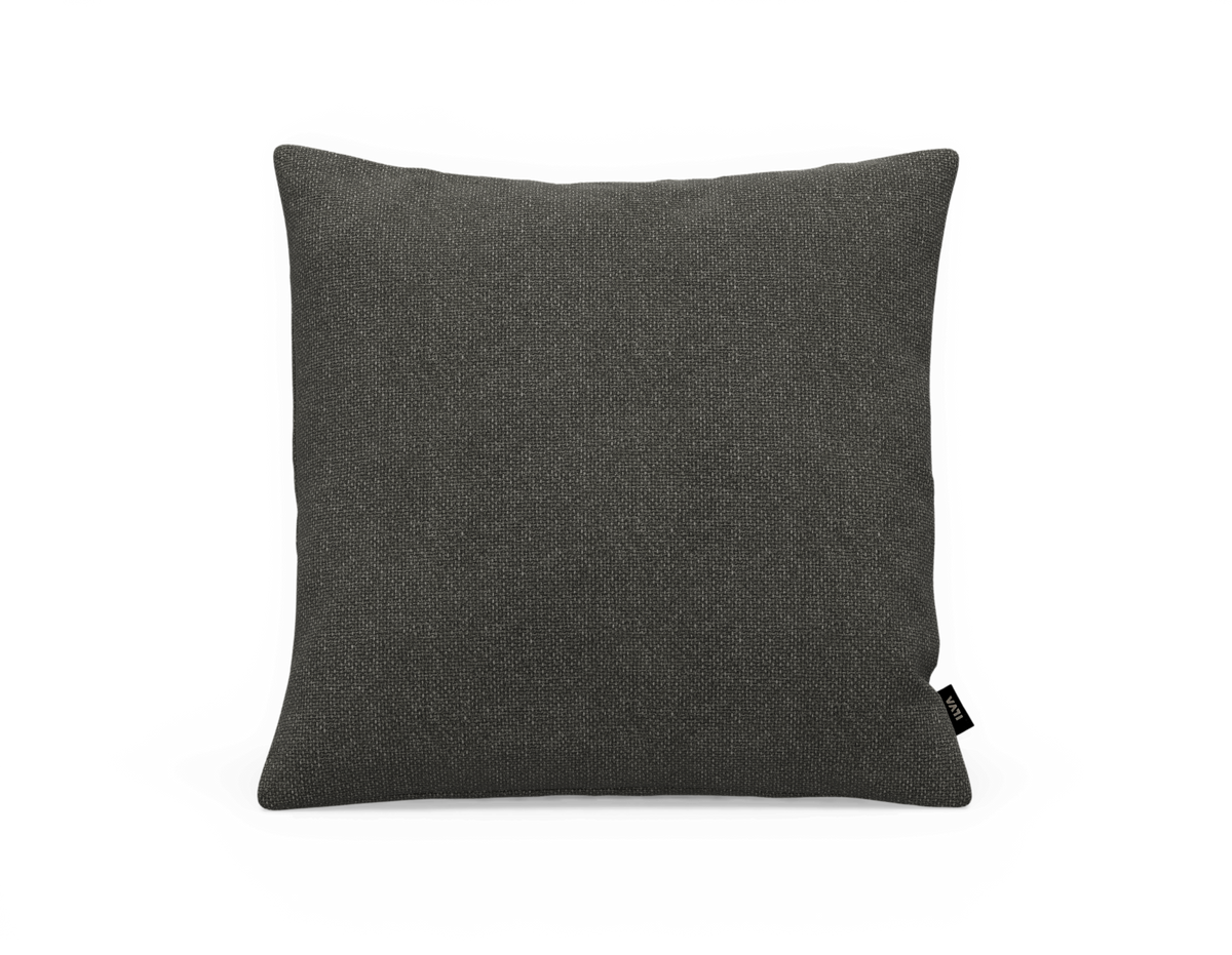 Mörkgrå kvadratisk prydnadskudde i textil, frilagd på vit bakgrund.