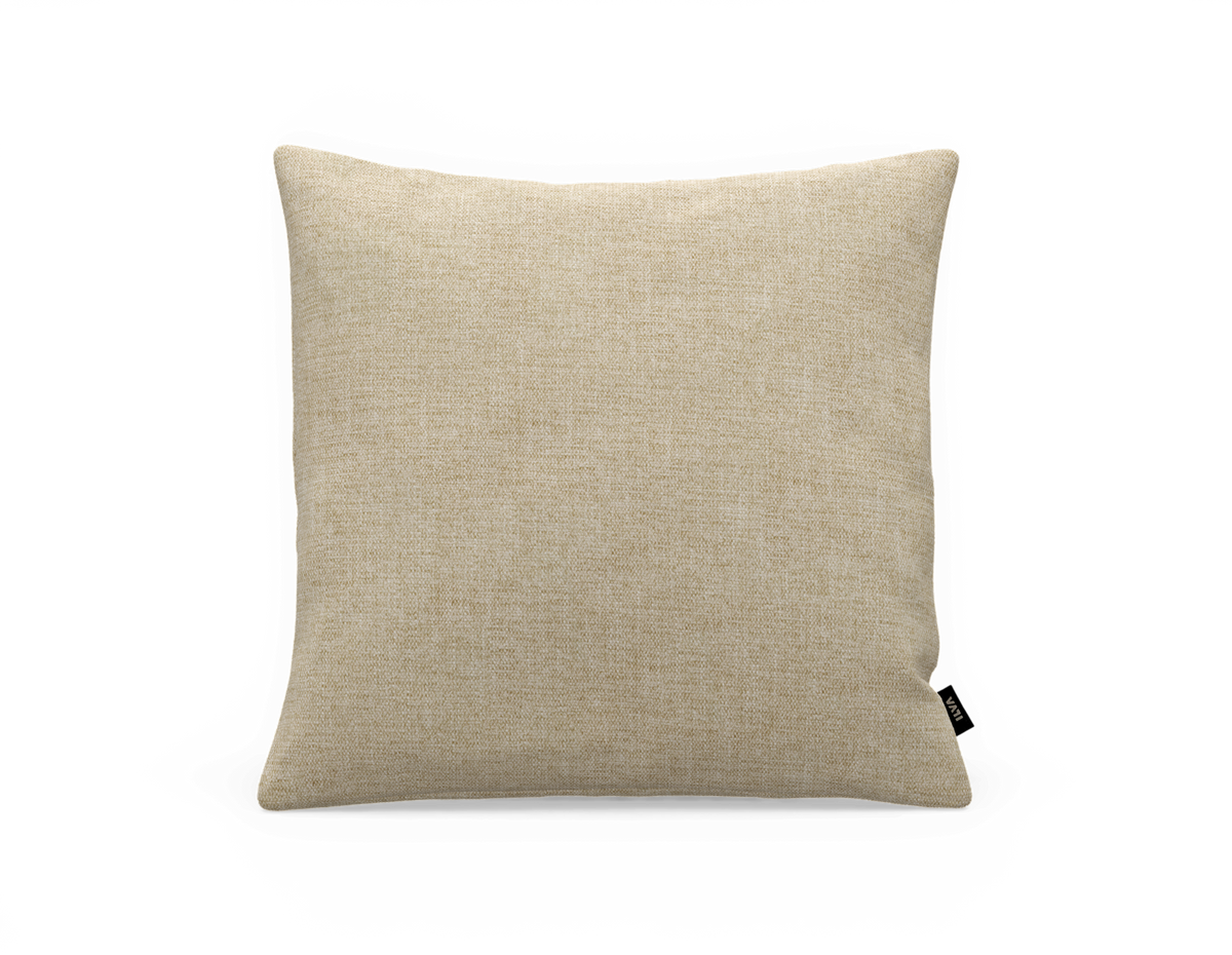 Beige fyrkantig kudde i vävt tyg mot vit bakgrund.