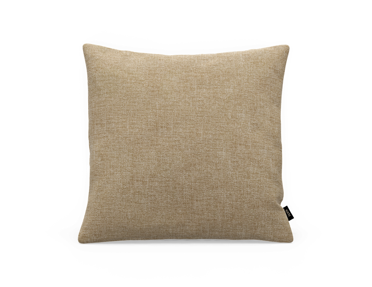 Beige kvadratisk prydnadskudde i strukturvävd textil, frontvy mot vit bakgrund.
