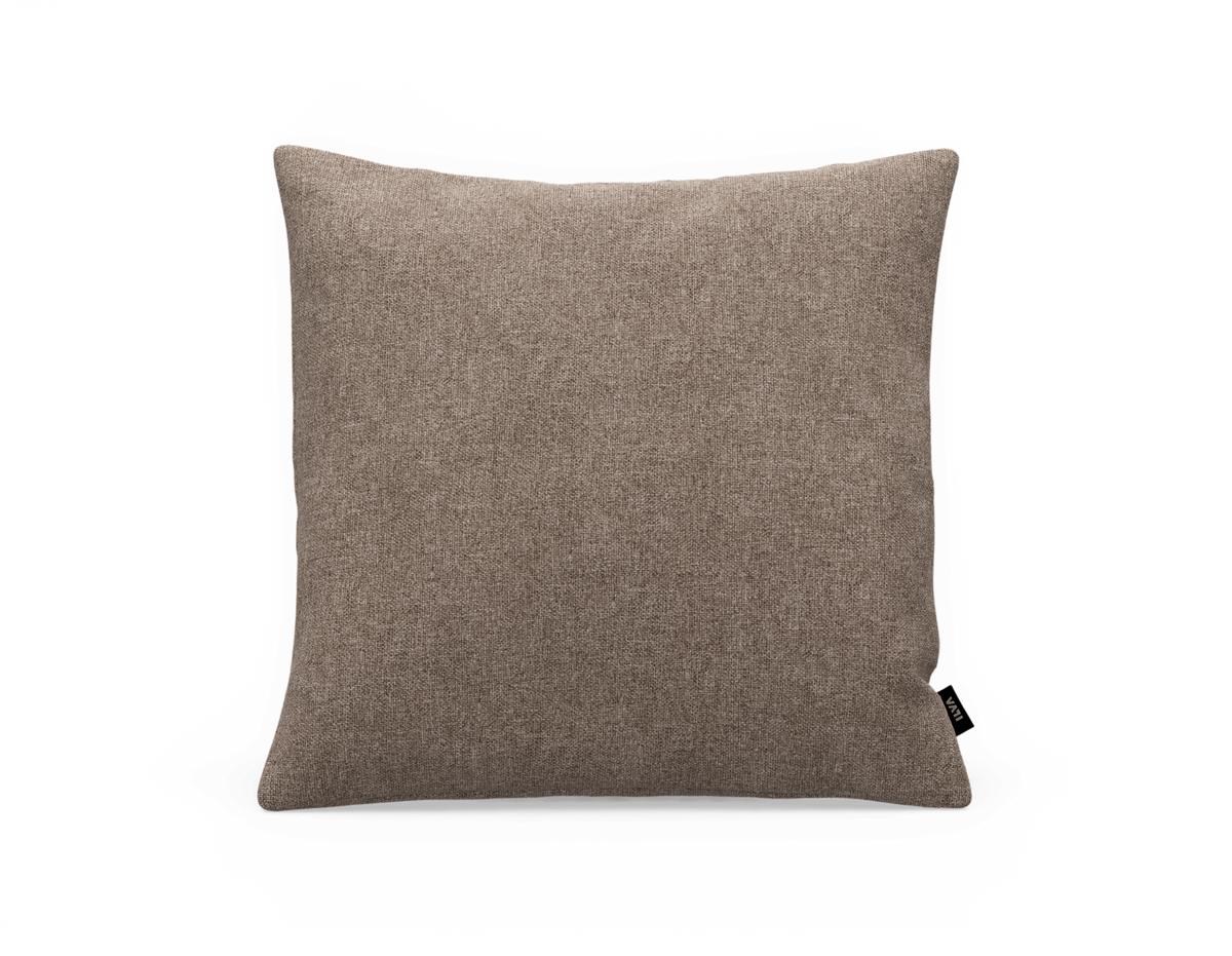 Brun kvadratisk kudde i vävd textil med liten AYTM-märklapp.