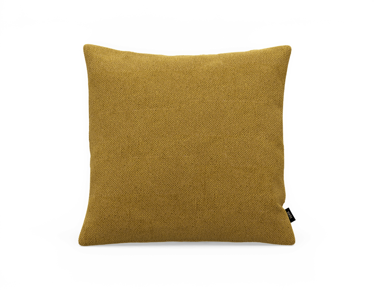Kvadratisk senapsgul kudde i textil, produktbild mot vit bakgrund.