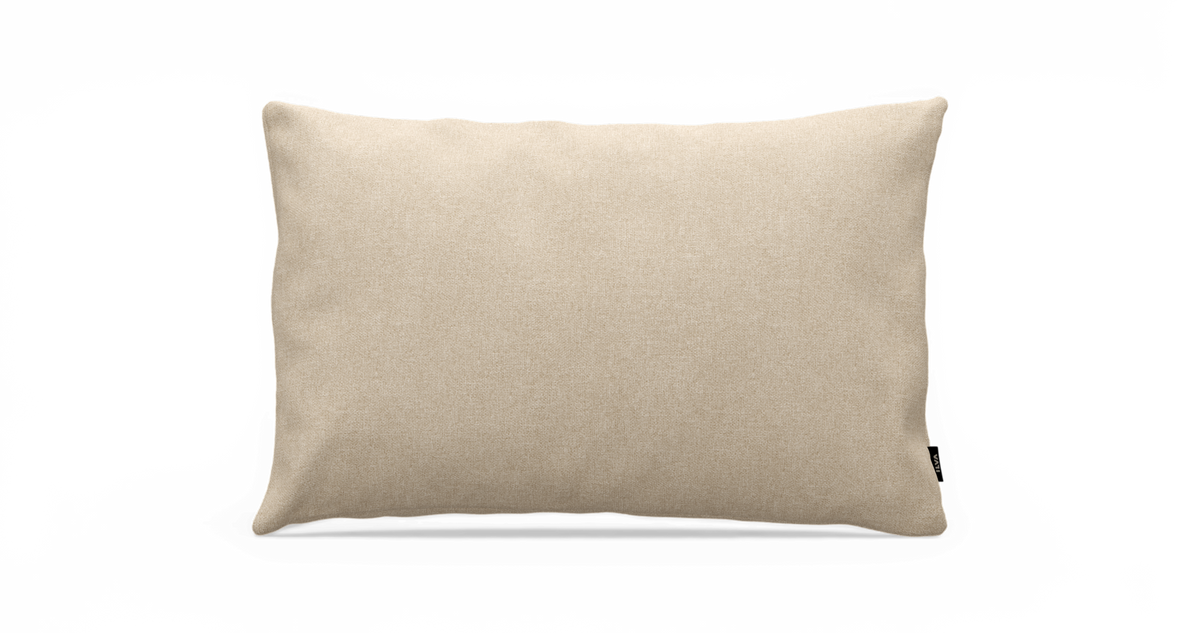 Beige rektangulär prydnadskudde frilagd mot vit bakgrund.