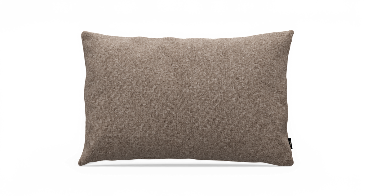 Rektangulär beige kudde i melerat tyg, frilagd på vit bakgrund.