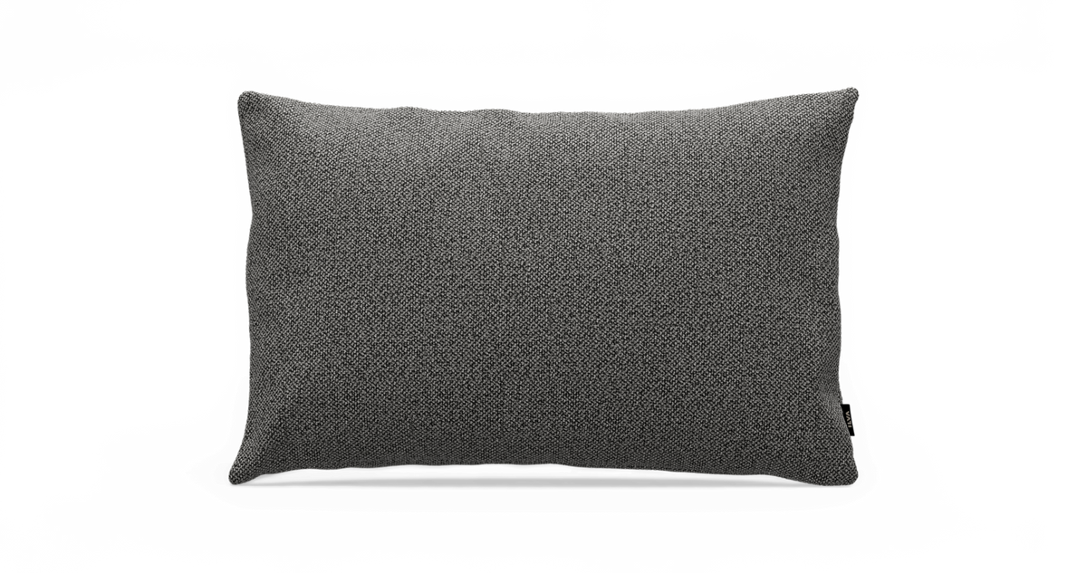 Rektangulär grå kudde i melerad textil mot vit bakgrund.