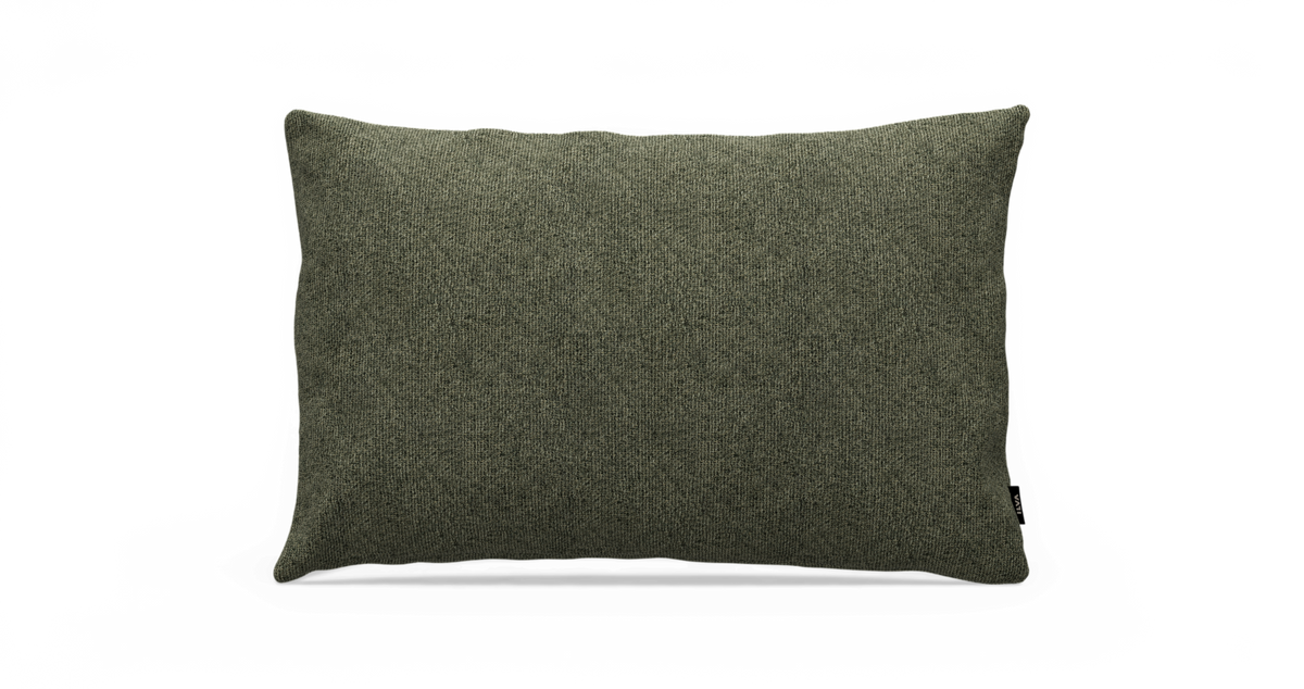 Olivgrön rektangulär prydnadskudde i melerad stickad textil på vit bakgrund.