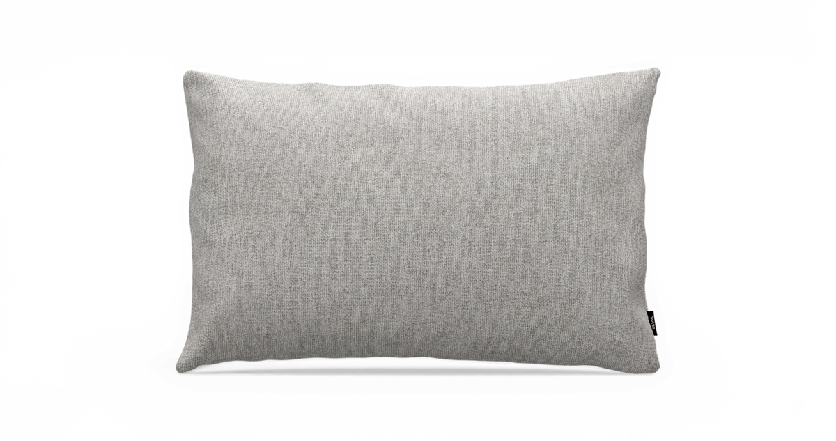 Rektangulär grå kudde i melerad textil, frilagd på vit bakgrund.