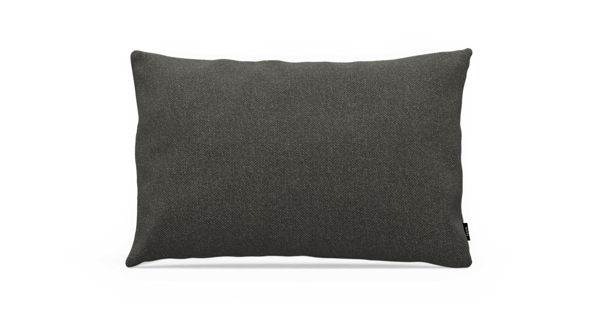 Mörkgrå rektangulär prydnadskudde i textil, frilagd på vit bakgrund.
