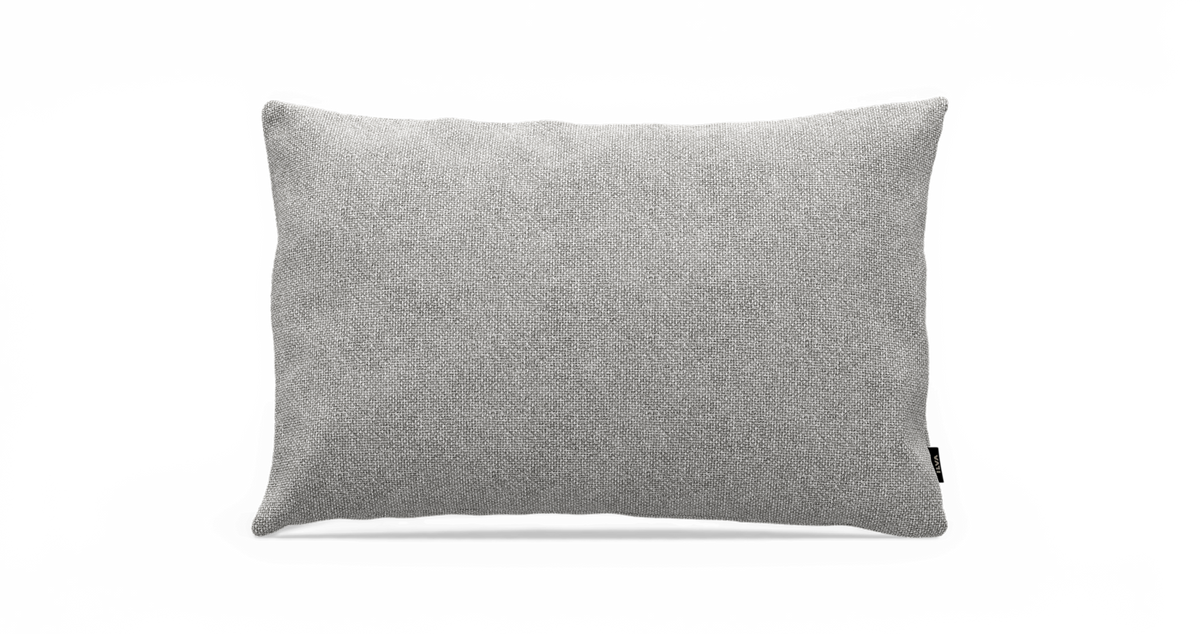 Ljusgrå rektangulär prydnadskudde med vävd struktur på vit bakgrund.