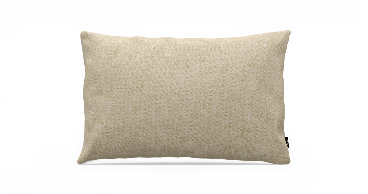 Beige rektangulär prydnadskudde, frilagd mot vit bakgrund.