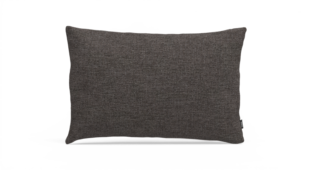 Mörkgrå fyrkantig prydnadskudde i melerad textil mot vit bakgrund.