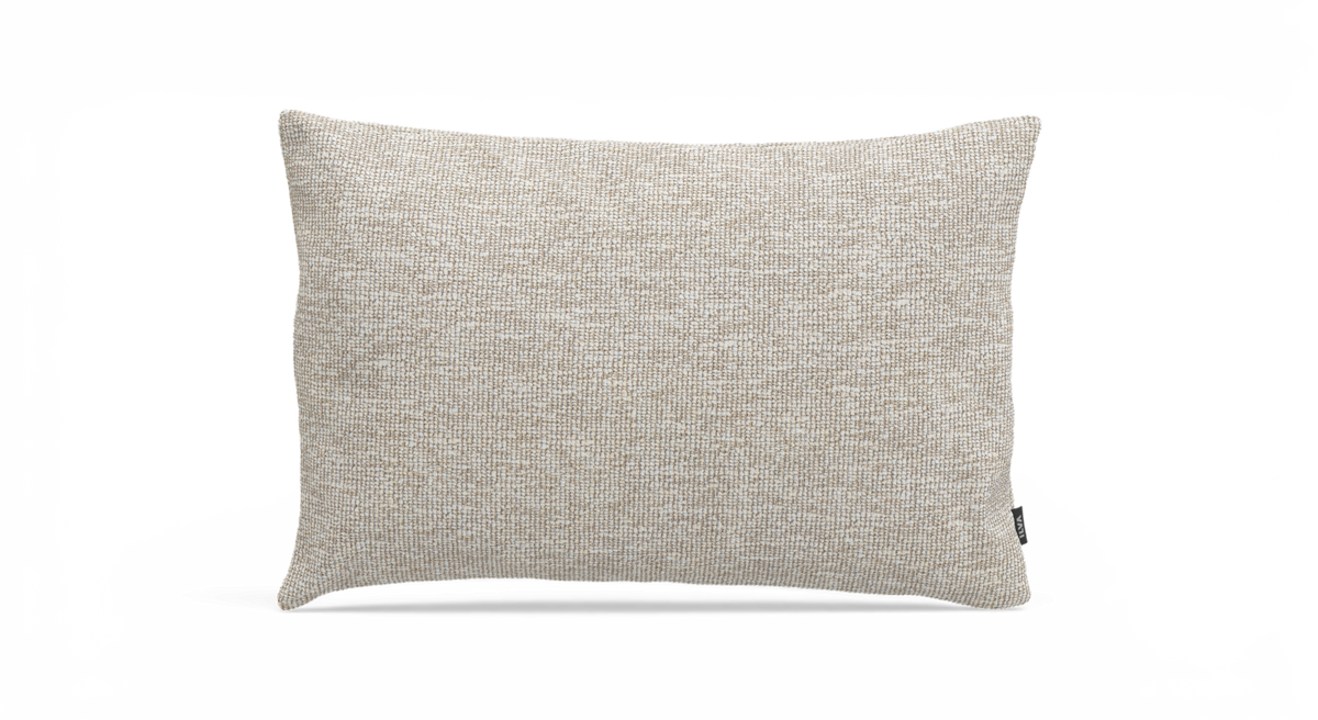 Beige kvadratisk prydkudde i strukturvävt tyg på vit bakgrund.