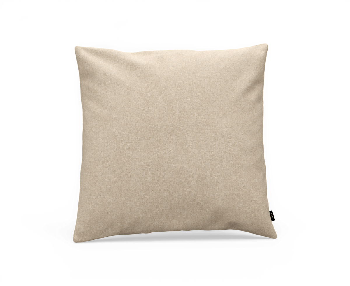 Beige kvadratisk prydnadskudde i tyg, produktbild mot vit bakgrund.