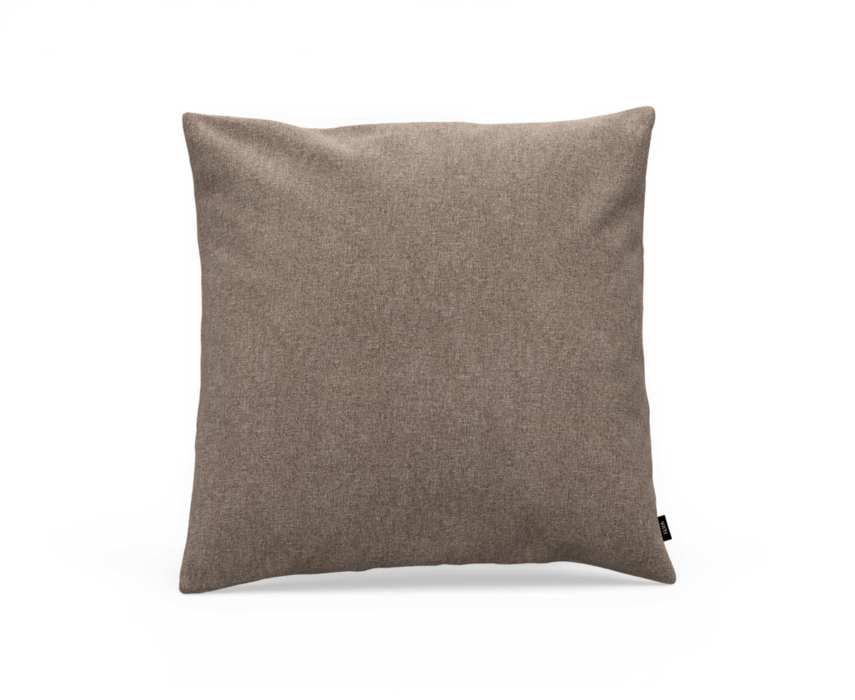 Brun-beige kvadratisk prydnadskudde i tyg på vit bakgrund.