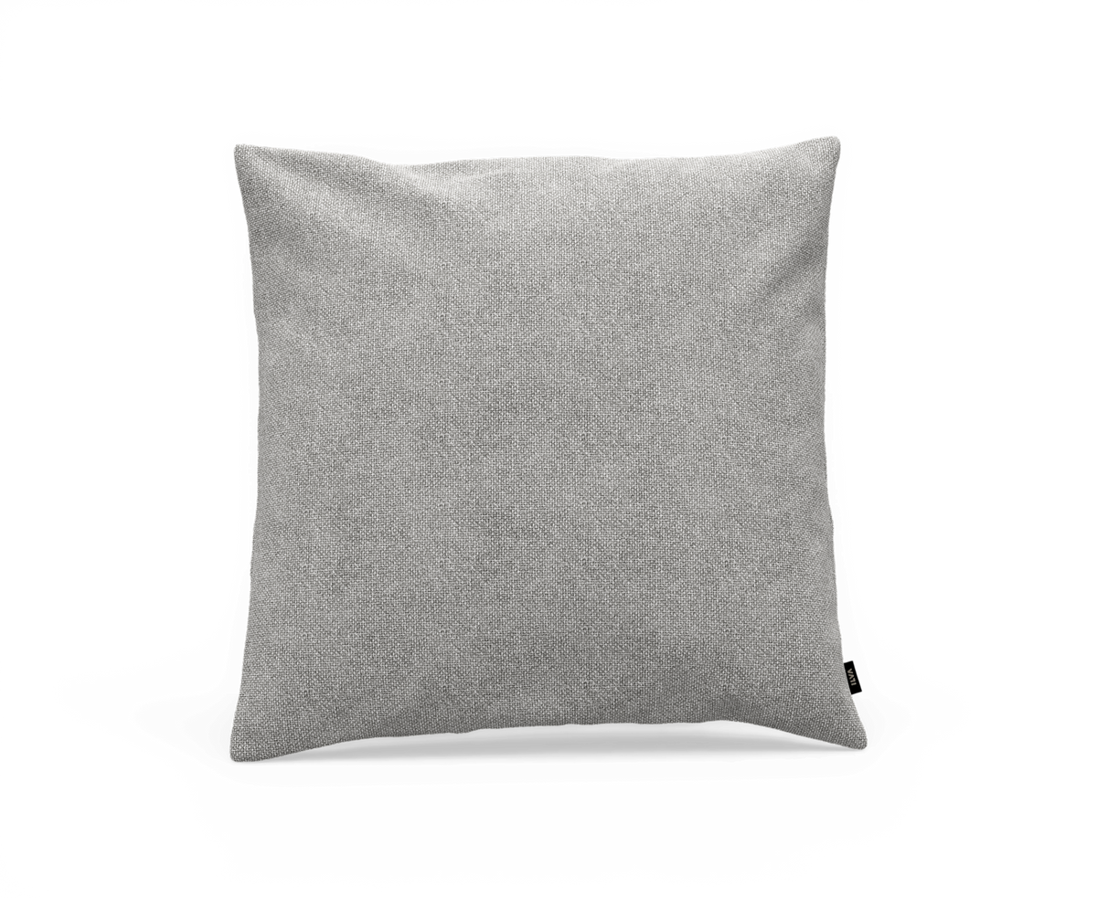 Grå kvadratisk kudde i textil, frilagd mot vit bakgrund.