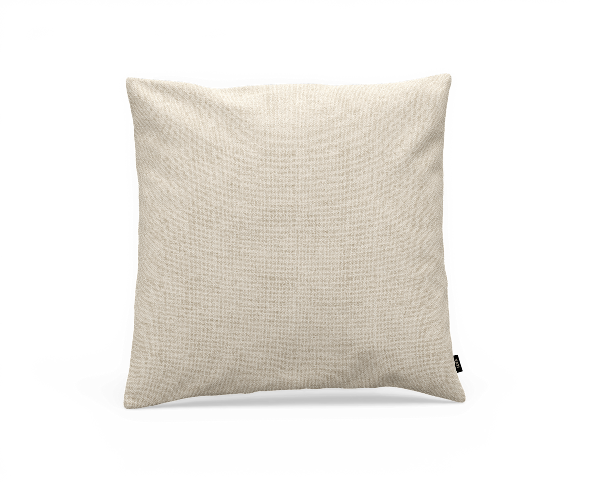 Beige kvadratisk prydnadskudde i texturerat tyg på vit bakgrund.