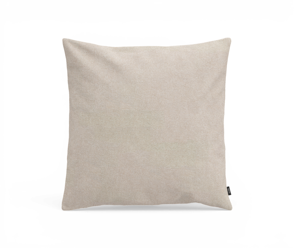 Beige fyrkantig prydnadskudde isolerad mot vit bakgrund.