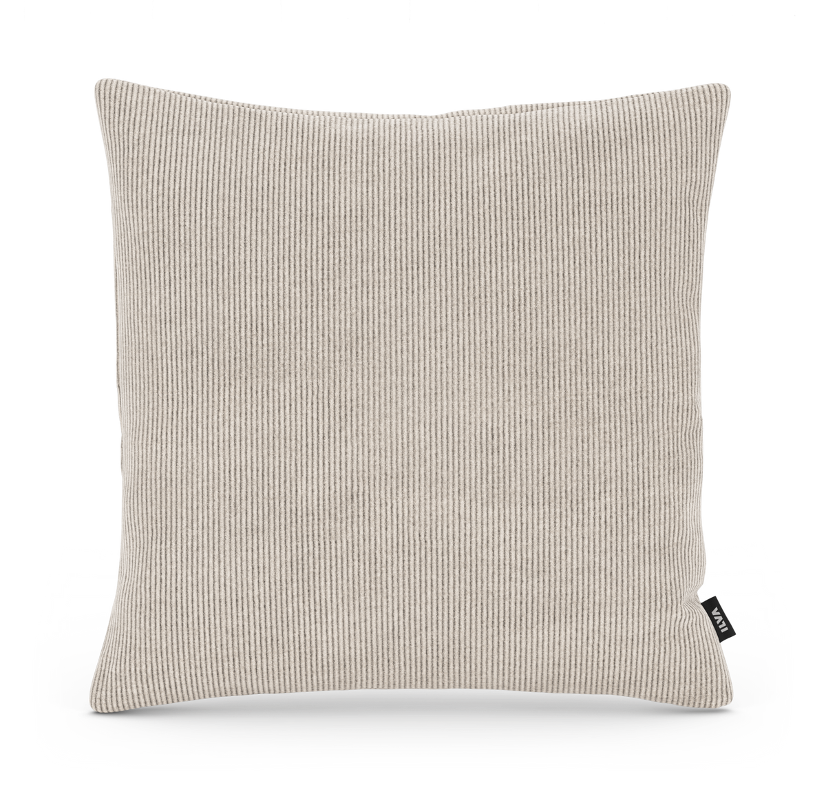 Beige ribbad prydnadskudde med liten “VIVA”-etikett, frilagd mot vit bakgrund.
