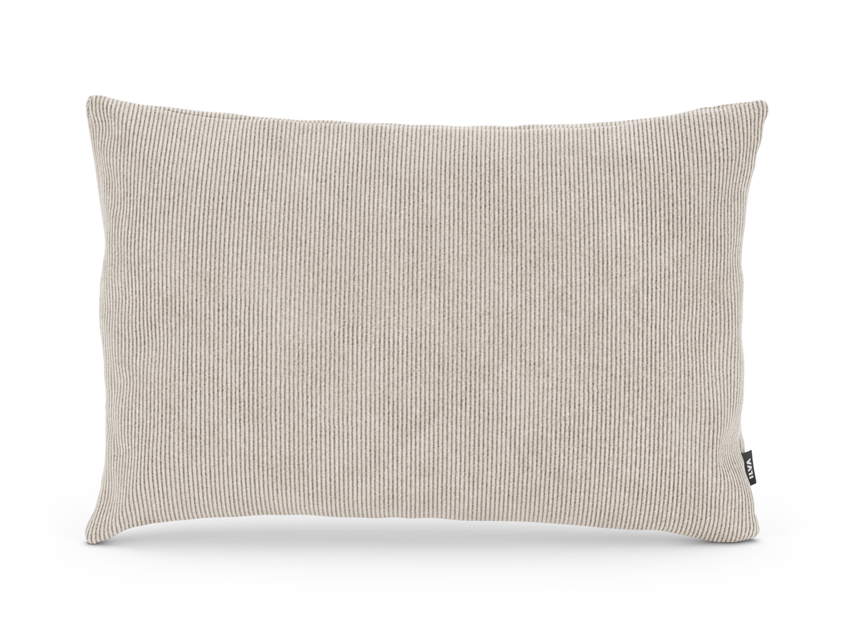 Beige ribbad prydnadskudde i rektangulär form, frilagd på vit bakgrund.