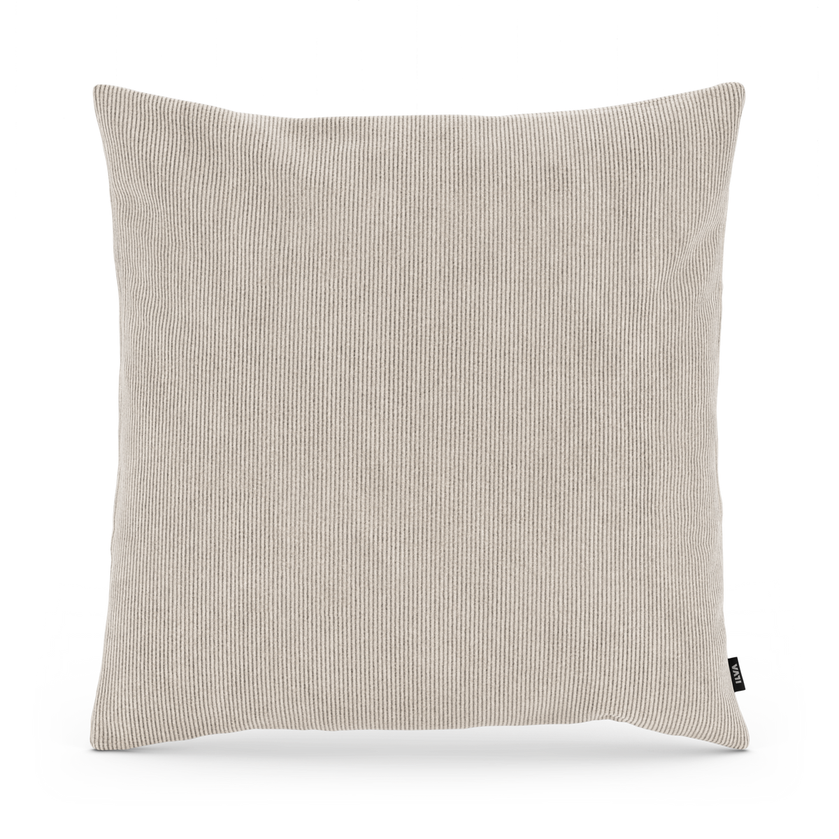 Beige ribbad prydnadskudde på vit bakgrund.