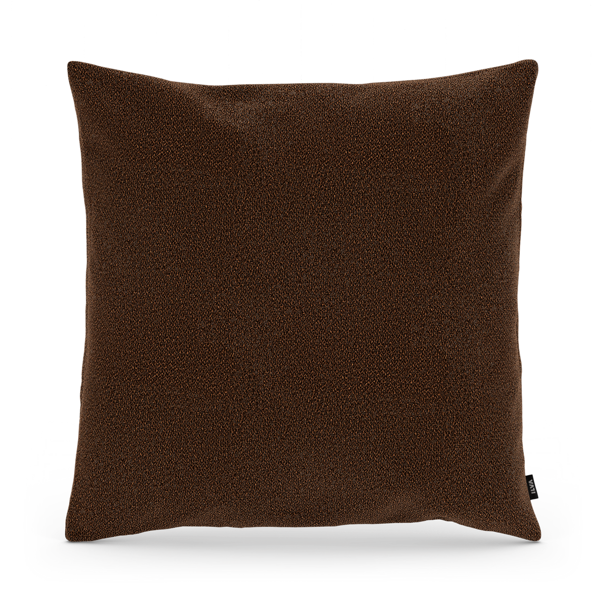 Mörkbrun kvadratisk, texturerad kudde på vit bakgrund, studiofoto.