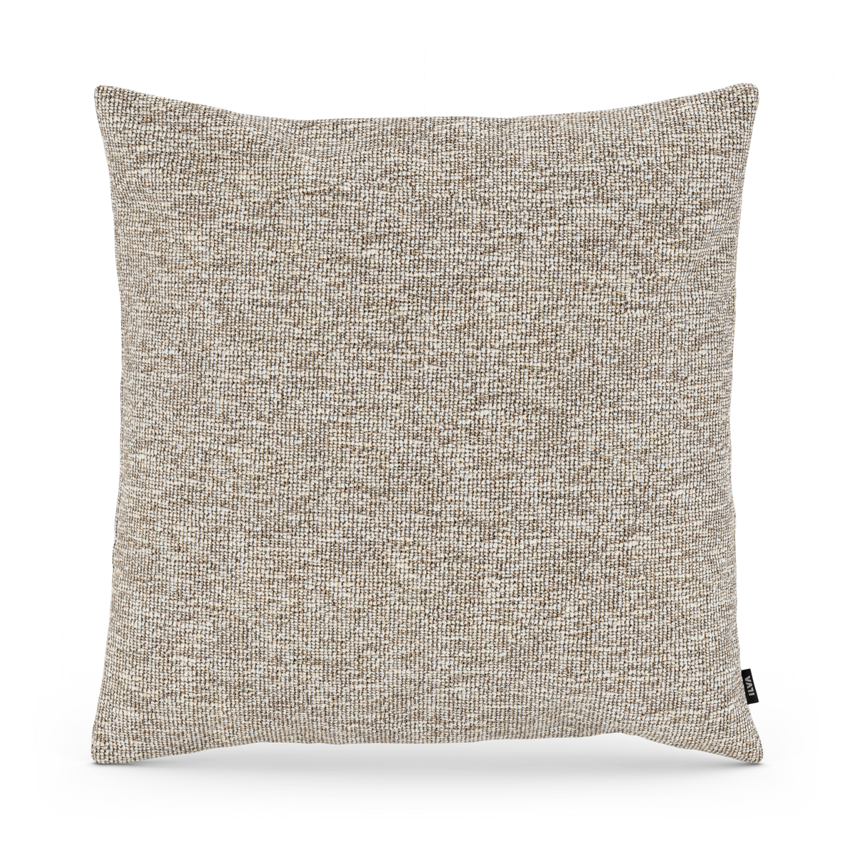 Kvadratisk beige kudde med melerad textil, frilagd på vit bakgrund.