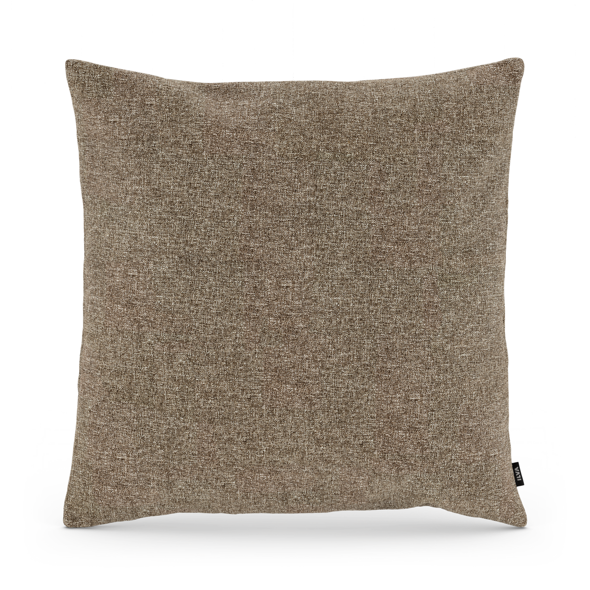 Kvadratisk beige/brun kudde i strukturerat tyg mot vit bakgrund.
