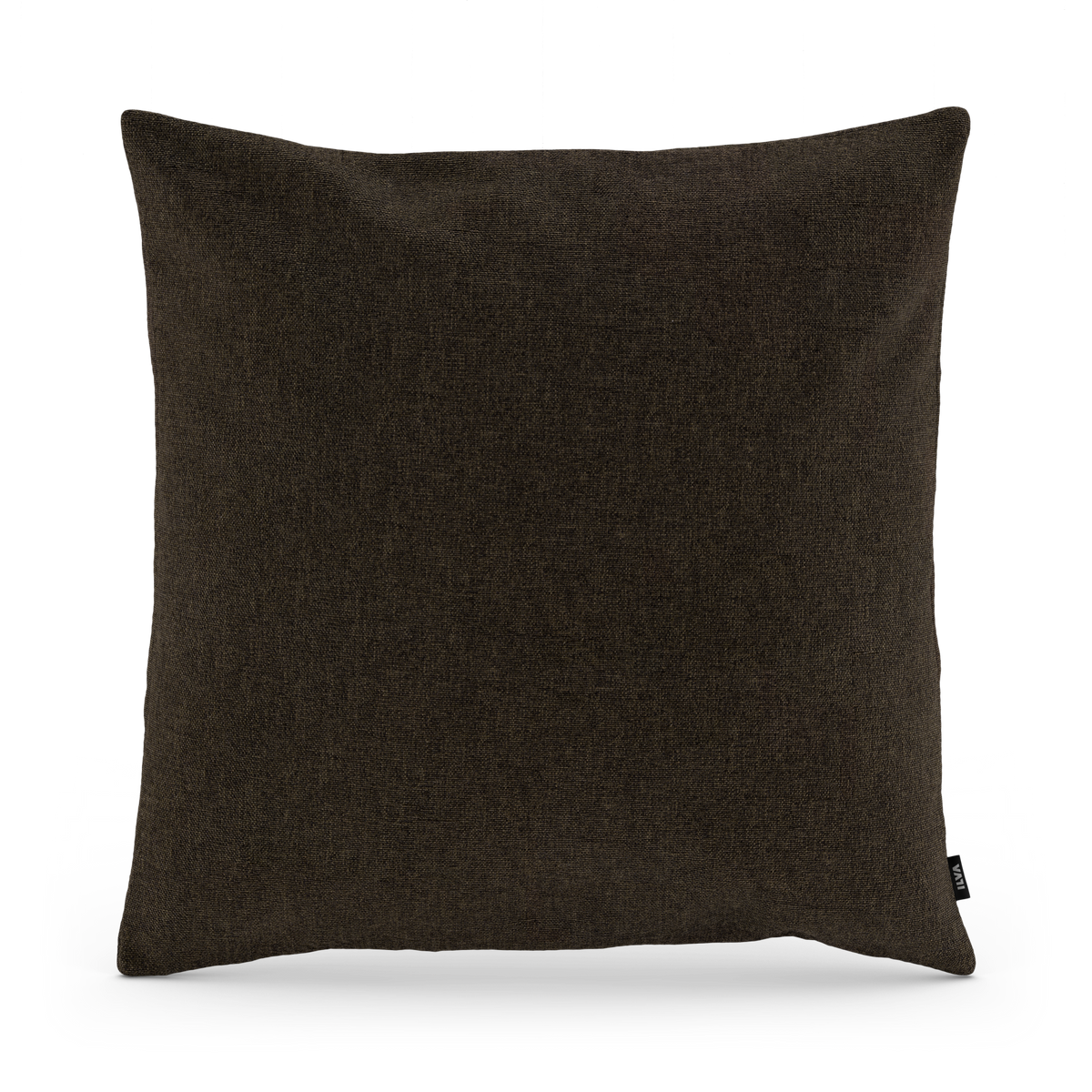 Mörkbrun kvadratisk kudde i textil på vit bakgrund.