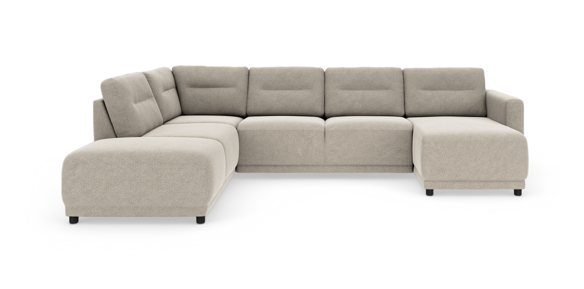 Beige modulsoffa i U‑form med höger schäslong, mjuka rygg- och sittytor samt låga svarta ben på vit bakgrund.