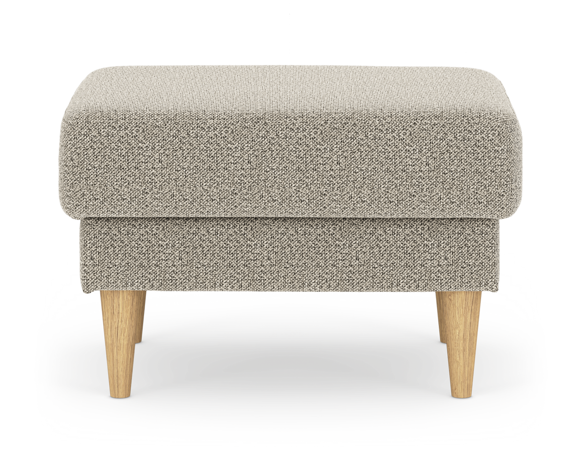 Beige fotpall i tyg med ljusa träben, frilagd produktbild framifrån.