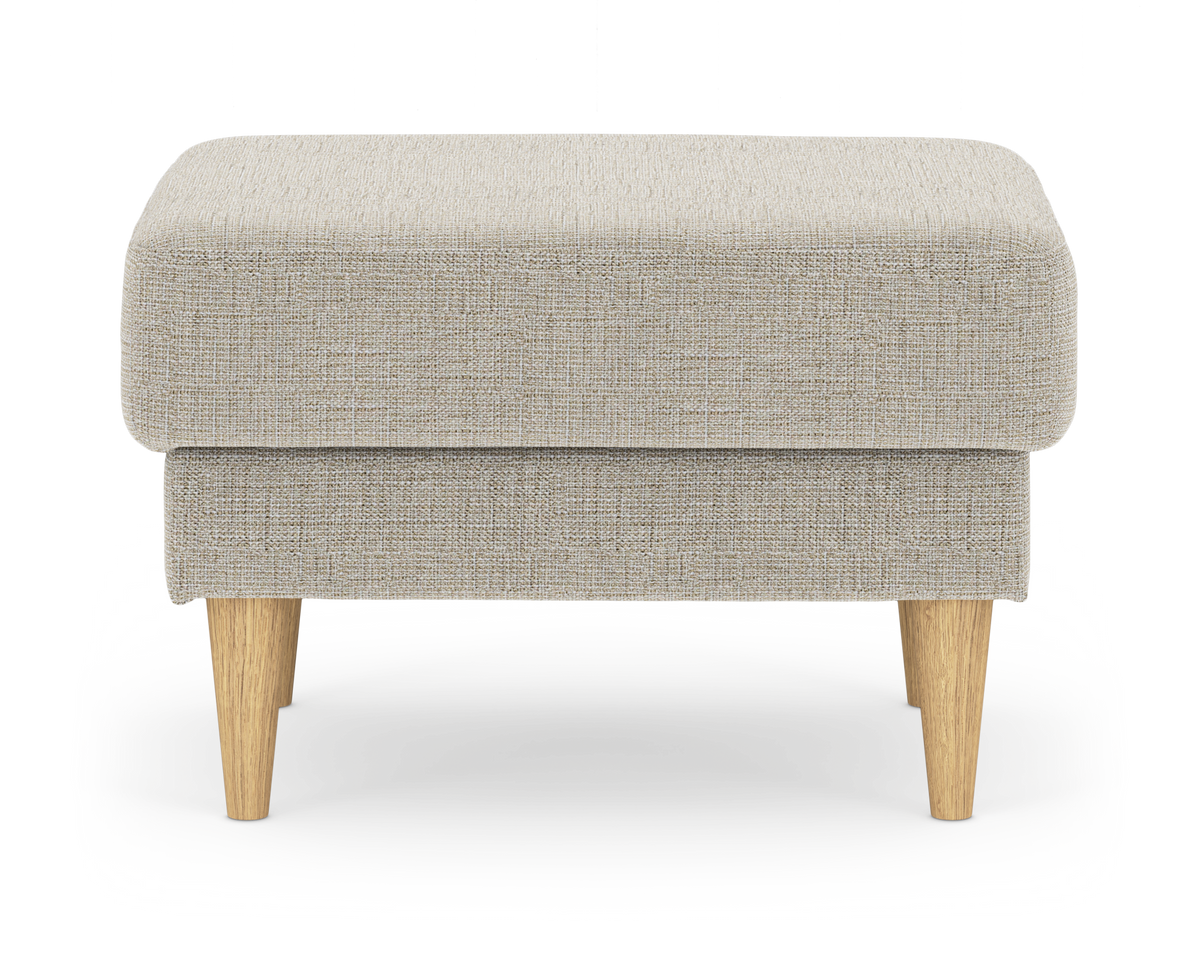 Beige tygpall/ottoman med koniska ben i ljust trä, frontvy på vit bakgrund.