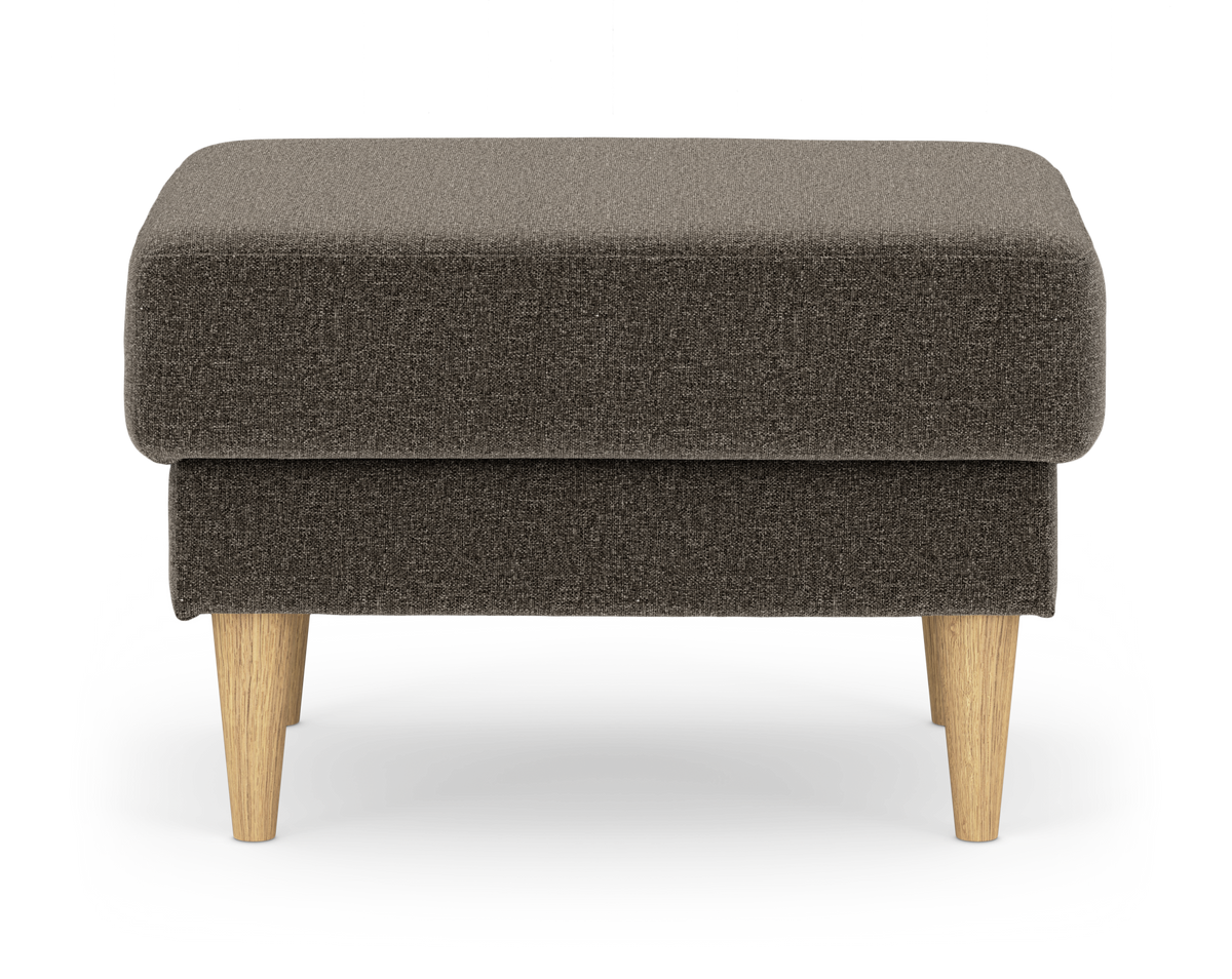Brun textilpuff/ottoman med ljusa träben, frilagd produktbild framifrån.