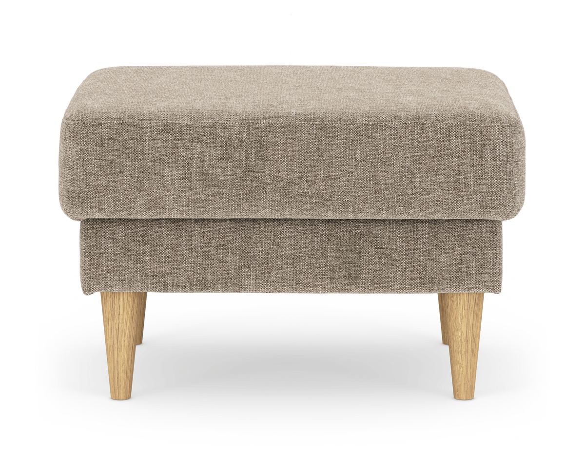 Beige fotpall i tyg med runda träben, frilagd på vit bakgrund.