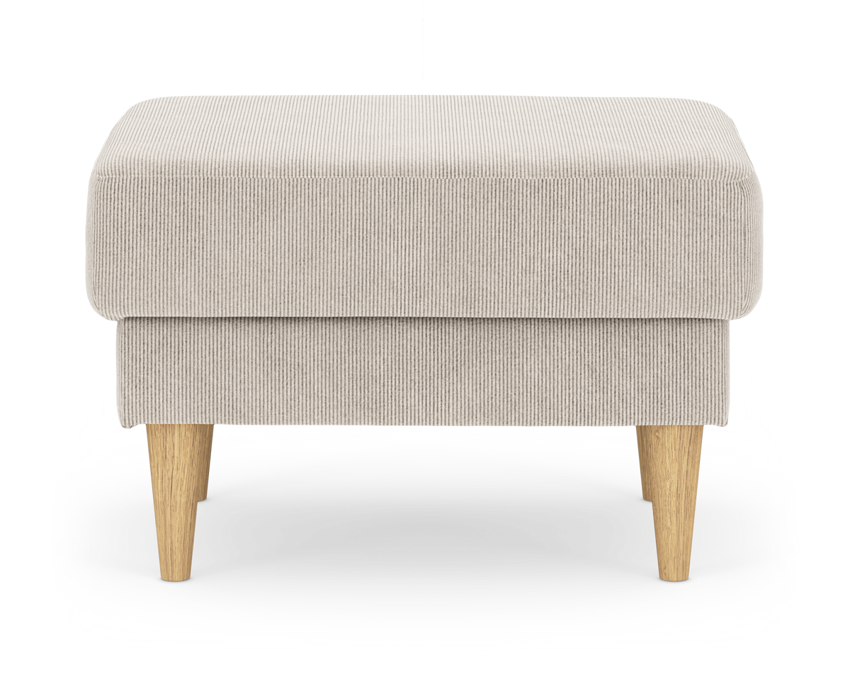 Fotpall i beige manchester med koniska ben i ljus ek, frilagd produktbild framifrån.