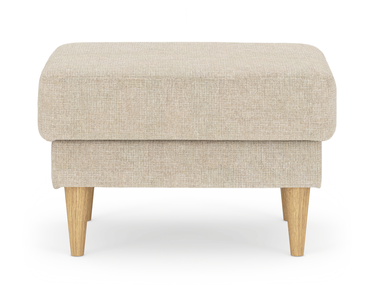Beige tygklädd fotpall med runda träben mot vit bakgrund.