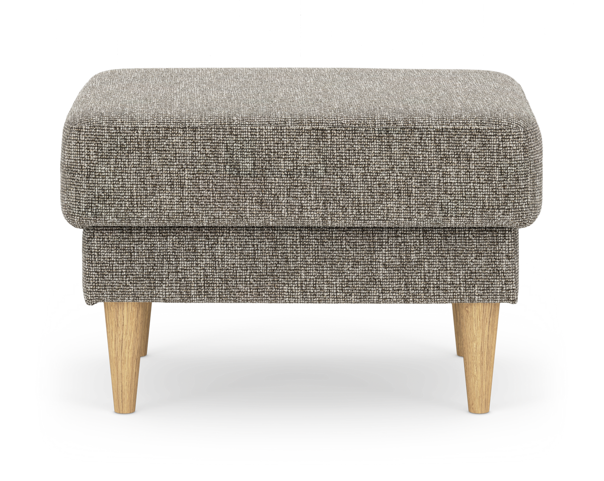 Grå/beige fotpall i tyg med runda träben, frilagd på vit bakgrund.
