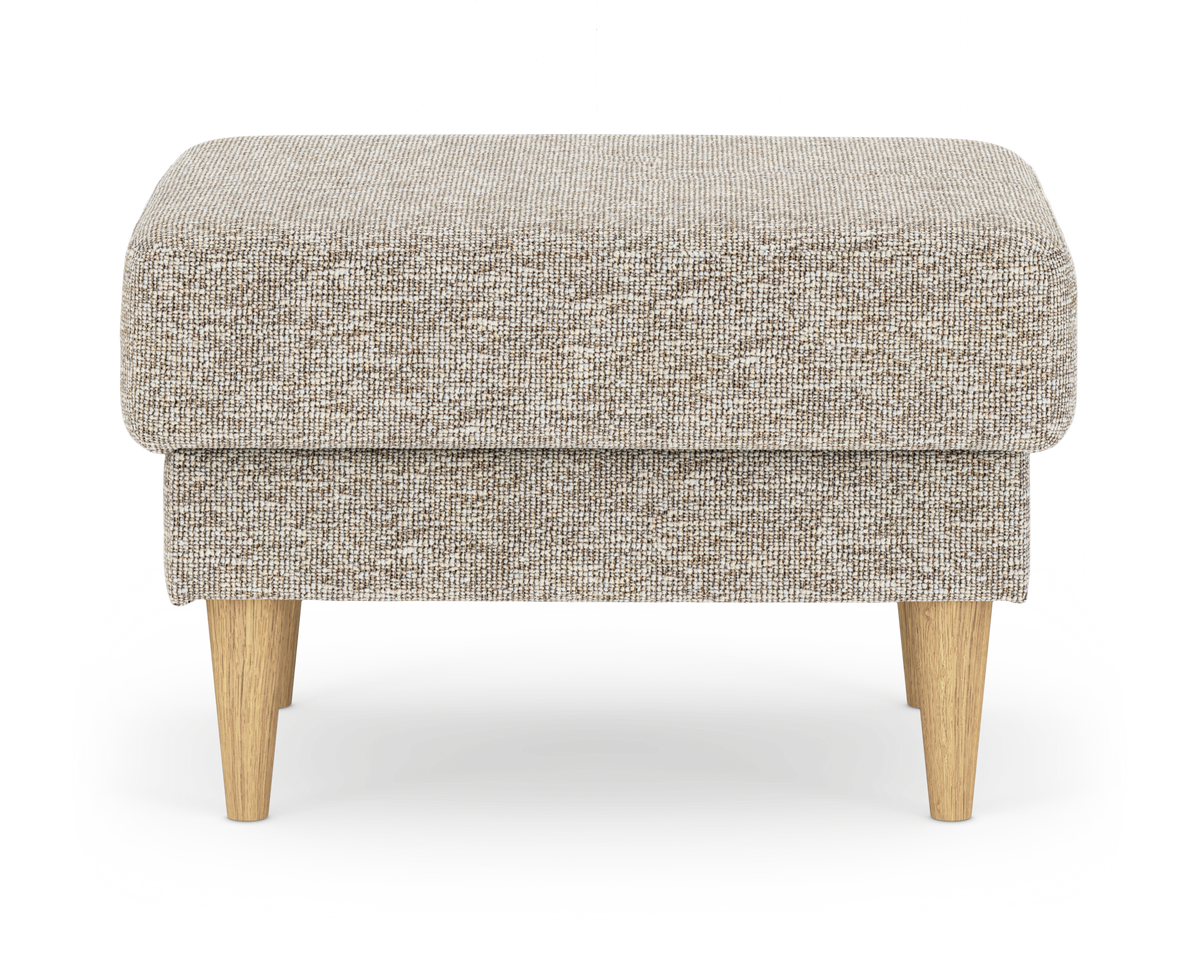 Beige fotpall i tyg med ljusa träben, frilagd mot vit bakgrund.