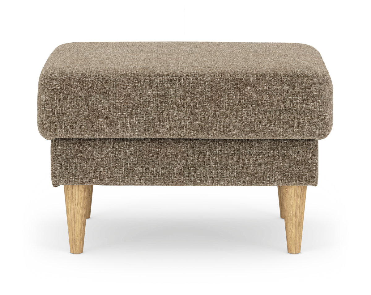 Beige fotpall i tyg med rundade hörn och ljusa träben, frilagd på vit bakgrund.