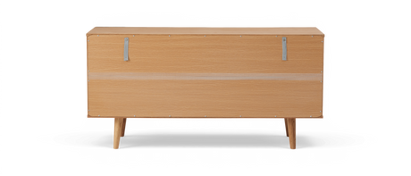 Låg sideboard i ljus ek med fyra smala ben, två grå remflikar upptill och ett diskret horisontellt band på fronten; frilagd produkt sedd rakt framifrån.