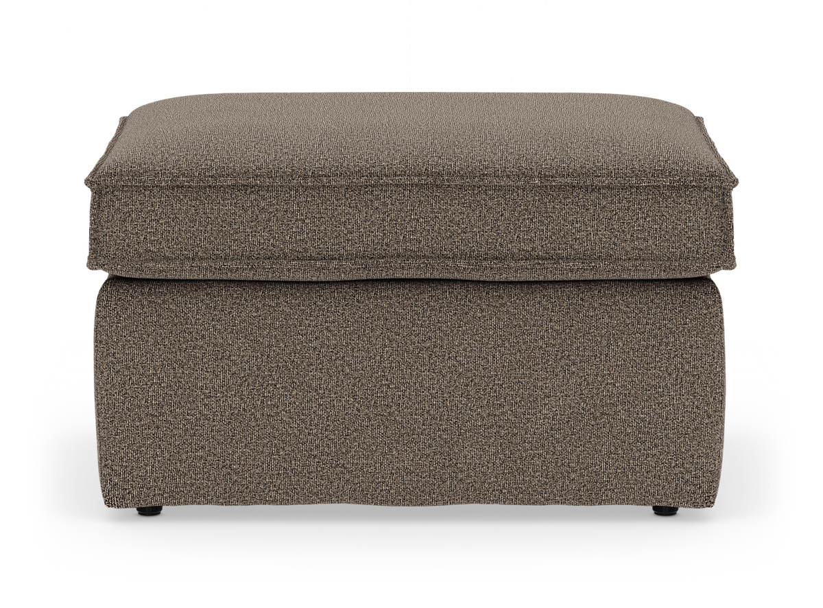 Brun stoppad puff/ottoman i tyg, frilagd på vit bakgrund, sedd framifrån.