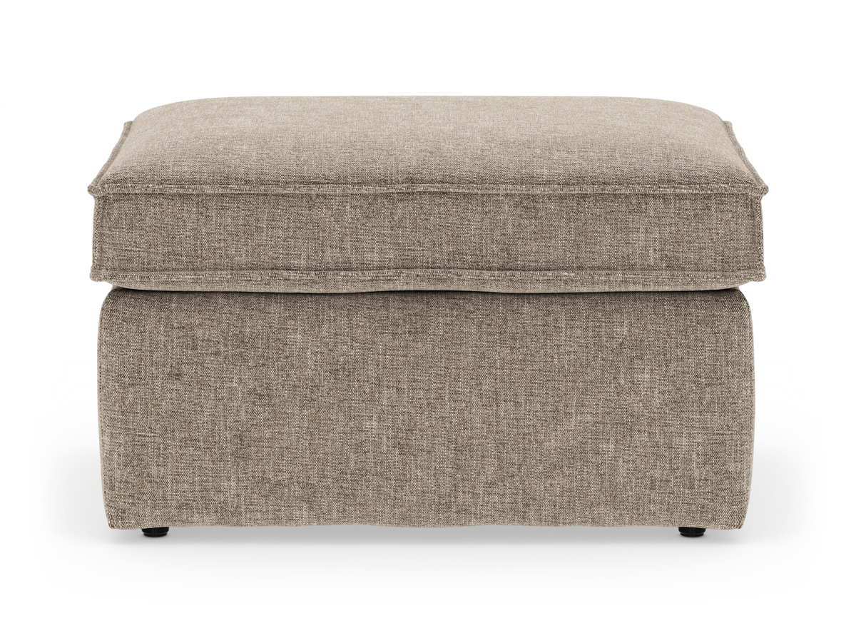 Beigefärgad textil-ottoman/fotpall med mjuk toppkudde, frilagd på vit bakgrund.
