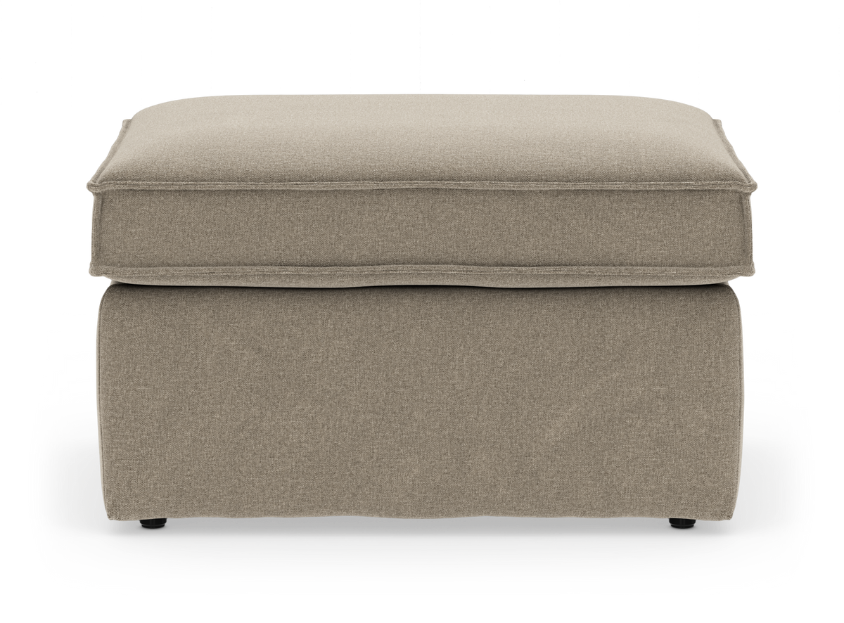 Beige tygklädd ottoman/fotpall i frontvy, frilagd mot vit bakgrund.