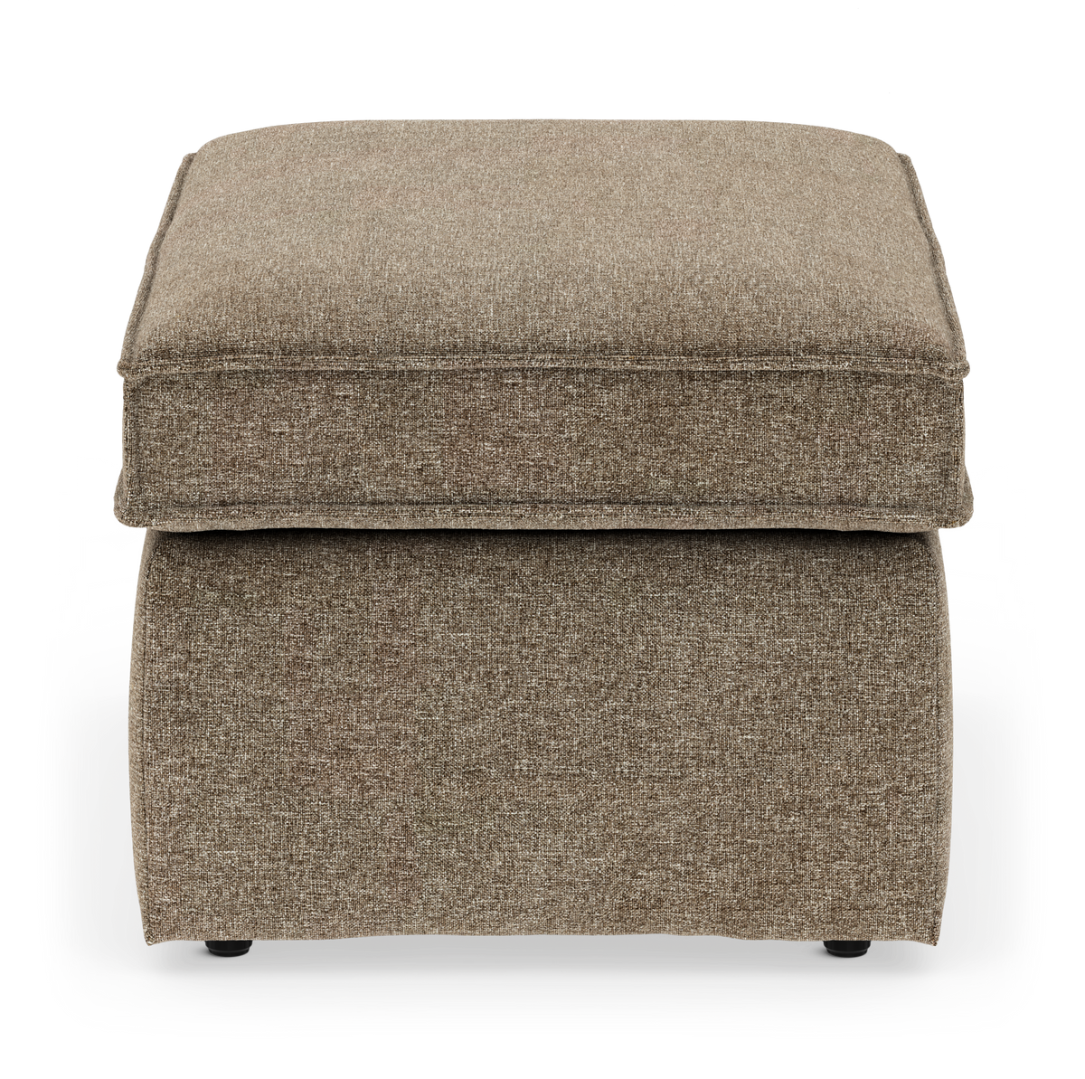 Kvadratisk ottoman/fotpall i beige tyg med mjuk sits, frilagd mot vit bakgrund.
