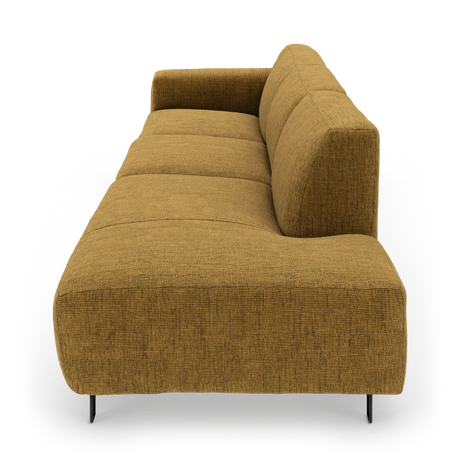 Sennepsgul tygsoffa med armlene på ena sidan, låg rygg och smala svarta ben, frilagd på vit bakgrund och sedd snett framifrån.
