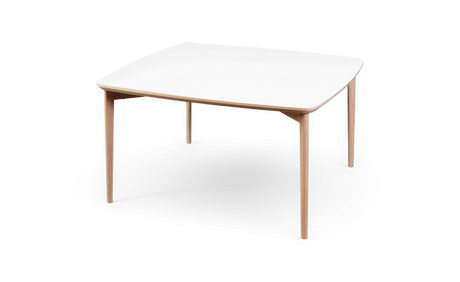 Fyrkantigt matbord med vit topp och ben i ljust trä, rundade hörn, frilagd mot vit bakgrund.