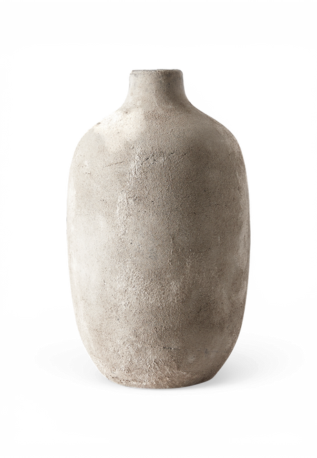 Rustik, texturerad beige-grå keramisk vas med smal hals, frilagd på vit bakgrund.