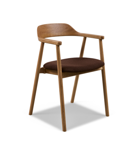 Ljus, modern vardagsrumsmiljö med grå soffa, svarta runda soffbord, golvlampa, väggkonst, bokhylla med dekorationer, grön växt och ljusa gardiner i dagsljus.
