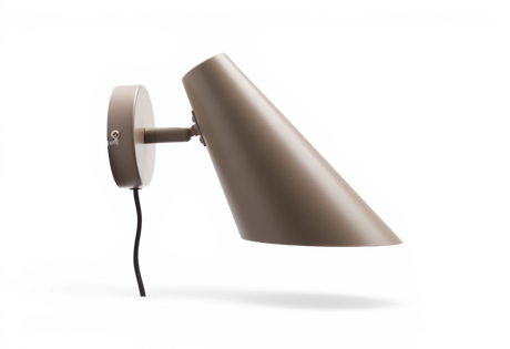 Vägglampa i beige med koniskt skärm och sladd, sidovy.